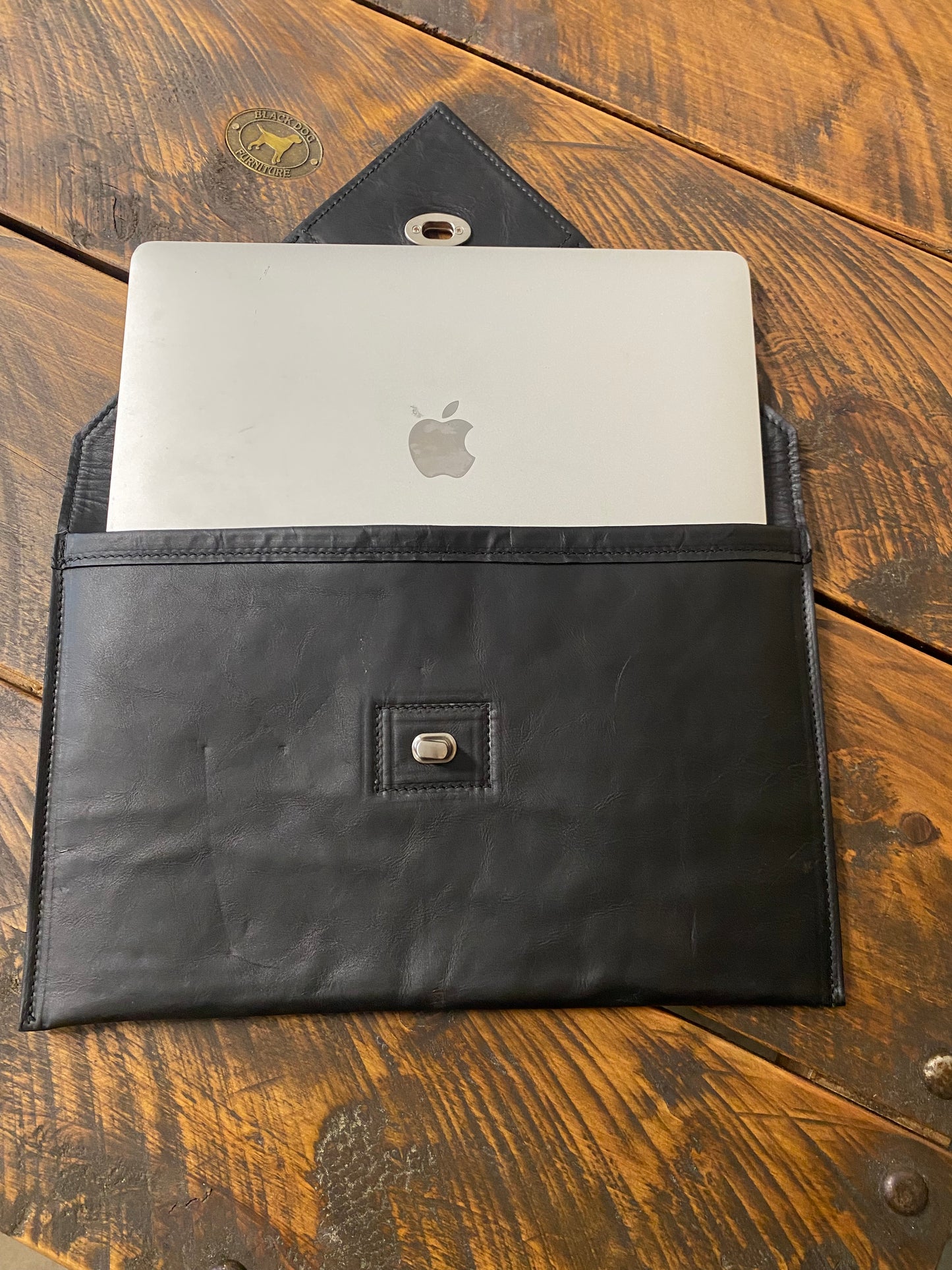 Havana NZ leather laptop case with silver closure.